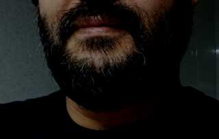 Hombre busca comer un chocho - Barcelona - España